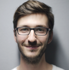 dentysta Katowice uśmiechnięty mężczyzna w okularach