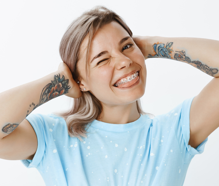 lekarz stomatolog specjalista ortodonta Katowice uśmeichnięta dziewczyna z tatuażem