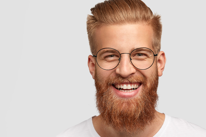 leczenie dorosłych uśmiechnięty mężczyzna w okularach