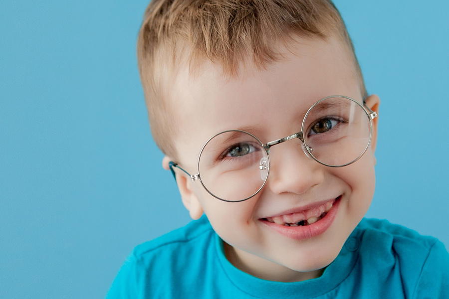 leczenie dzieci chłopak w okularach