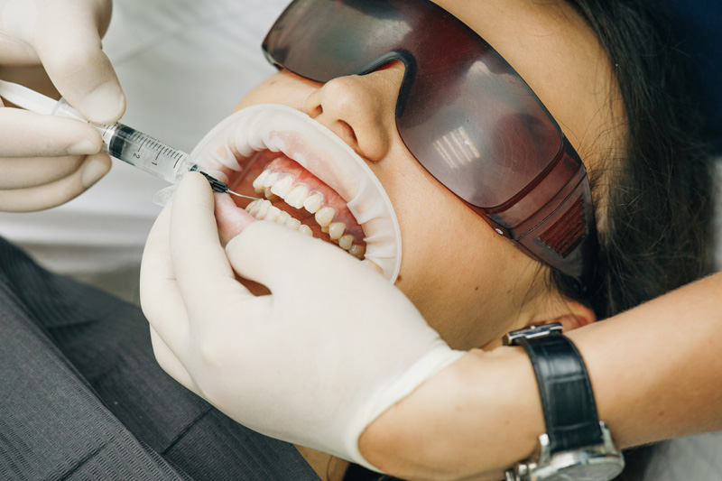 leczenie nadwrażliwości zębów pacjent podczas zabiegu