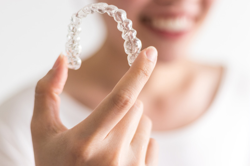ortodoncja cyfrowa kobieta z nakładkami